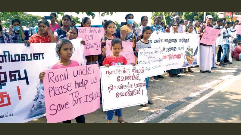 පසුගිය අගොස්තු 29 වැනිදා ඛණිජ වැලි කැණීමට විරුද්ධව මන්නාරම් දුපතේ පැවැත්වූ විරෝධතාව