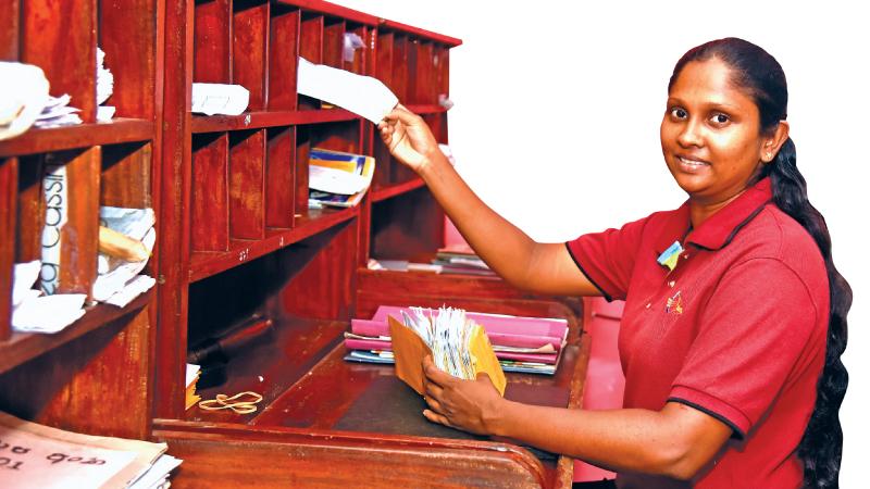 රුග්ගහවිල උපතැපැල් කාර්යාලයේ ලිපි සකසන සුනාලි