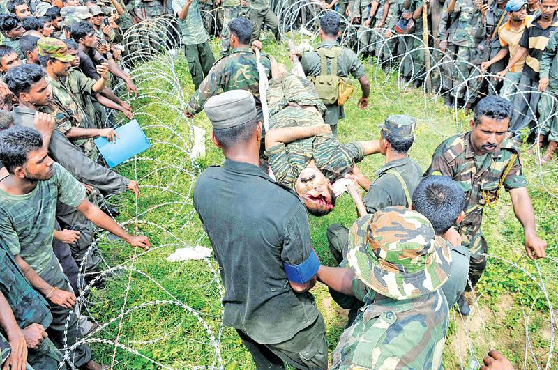 එල්.ටී.ටී.ඊ. නායක ප්රභාකරන් මිය ගිය පසු රැගෙන එන යුද හමුදා සාමාජිකයන්