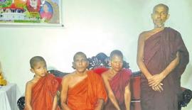 ආදි­වාසී, සිංහල, දෙමළ හා මුස්ලිම් ලෙස ජාතීන් හත­ර­කින් සසු­නට ඇතු­ළත්වූ හිමි­ව­රුන්. පිළි­වෙ­ළින් වමේ සිට රත්න­පුරේ සුද­ර්ශ­නා­ලං­කාර, දිඹු­ලා­ගල ආර­ණ්‍යසේනාස­නා­ධි­පති මිල්ලානේ සිරි­යා­ලං­කාර, සොරි­විල සේඛා­ලං­කාර හා ගොර­ක­ඔය බෝධි­මා­ලං­කාර හිමිවරු.