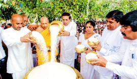 හෙළයේ මහා ගොවි පිළි­වෙත ජාතික අලුත් සහල් මංගල්‍යය ජනා­ධි­පති මෛත්‍රී­පාල සිරි­සේන මහතාගේ ප්‍රධා­න­ත්ව­යෙන් ඉකුත් 08 වැනිදා  පෙර­ව­රුවේ  අනු­රා­ධ­පුර ශ්‍රී මහා බෝ සමි­ඳුන් අබි­ය­සදී පැවැති අයුරු...