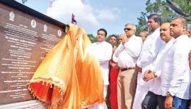 අග­මැති රනිල් වික්‍ර­ම­සිංහ මහතාගේ ප්‍රධානත්වයෙන් පහළ මල්වතු ඔය ජලාශ ව්‍යාපෘ­තිය සඳහා මුල්ගල තැබූ අව­ස්ථාවේ ඇමැති පී. හැරි­සන් මහතා, ව්‍යාපෘ­ති සමරු ඵල­කය  නිරා­ව­ර­ණය කළ අයුරු.