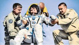 ඈන් මැක්ලෙ­යින් සෝවුස් ෂට­ල­යෙන්  පෘථි­වි­යට පැමිණි අව­ස්ථාව