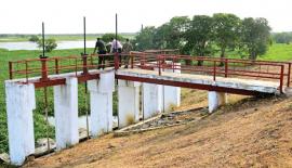  මාවිල්ආරු වේල්ල පරීක්ෂා කර බලන යුද හමුදා නිල­ධා­රීන් පිරි­සක්