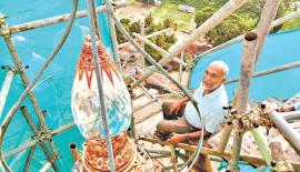 ජ්‍යේෂ්ඨ ඉංජිනේරු ගැමුණු සිල්වා රුවන්මැලි  මහ සෑරදුන්ගේ කොත පරීක්ෂාකරන අයුරු