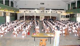 පන්ති කාම­රයේ මීට­රයේ දුරස්ත බව තබා ගනි­මින්