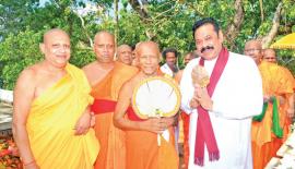ශ්‍රී මහා බෝධිය අස­ලදී 2016 දී පැවැති පින්කම අව­ස්ථා­වේදී අග­මැ­ති­තුමා අතට බෝ කොළ­යක් පතිත වූ අව­ස්ථාව. අට­ම­ස්ථා­නා­ධි­පති පල්ලේ­ගම සිරි­නි­වාස නාහිමි හා දර­ණා­ගම කුස­ල­ධම්ම හිමි­යන් ඇතුළු මහා සංඝ­ර­ත්නය ද  මෙම අව­ස්ථා­වට සහ­භාගි වූහ.