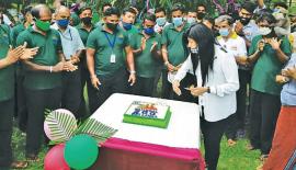  84 වැනි උප­න්දි­න­යදා අධ්‍යක්ෂ ජන­රාල් ඉෂිනි වික්‍ර­ම­සිංහ කේක් කපන අයුරු.