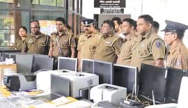 අත්අඩංගුවට පත් උපකරණ කොළඹ දකුණ කොට්ඨාස බාර ජ්‍යෙෂ්ඨ පොලිස් අධිකාරී සිසිර පෙත්ත­ත­න්ත්‍රිගේ ඇතුළු නිලධාරීහු නිරීක්ෂණය කළ අයුරු