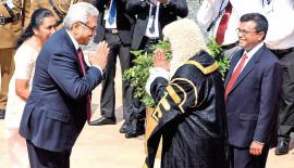 ජනා­ධි­ප­ති­ව­රායා හා එම ආර්යාව පාර්ලි­මේ­න්තු­වට සම්ප්‍රාප්ත වූ අව­ස්ථාව  