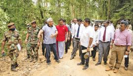  ජනා­ධි­පති ගෝඨා­භය රාජ­පක්ෂයන් ලංකා­ගම - දෙනි­යාය මාර්ගය ඉදි­කි­රීම් පිළිබඳව බලධාරීන්ට උපදෙස් දෙමින්