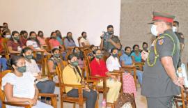 යුද හමු­දා­පති පනා­ගොඩ යුද හමුදා කඳ­වුරේ පුහු­ණු­ලා­භීන්ගේ සුව දුක් විම­ස­මින් 