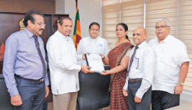 විදේශ රැකියා ප්‍රව­ර්ධන හා වෙළ­ඳ­පොළ විවි­ධාං­ගි­ක­රණ රාජ්‍ය අමාත්‍ය පියං­කර ජය­ර­ත්නට කමි­ටුවේ වාර්තාව ලබා දුන් අව­ස්ථාව.