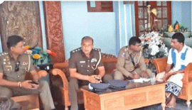 නිවෙස් හිමිකරු පොලිසියට සිද්ධිය පිළිබඳ කරුණු කියමින්...