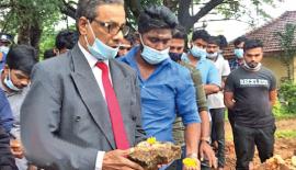 ස්මාරකය නැවත ඉදිකිරීමට උපකුලපති මහාචාර්ය සත්ගුණරාජා මුල්ගල් තැබීමට එක්වෙමින්