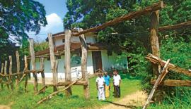 දිරා­ප­ත්වෙ­මින් පවත්නා දඩු­වැට සහිත ඇත් ගාල