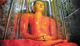 කතලුව ගිනිවැල්ලේ නවමුණිසෑ විහාරයේ වීරාසනය සහිත බුදු පිළිමය
