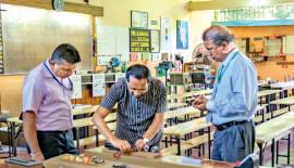 සරත් ප්‍රේම­ව­ර්ධන උප­ක­ර­ණ­යක් ක්‍රියා­ත්මක කර­මින්