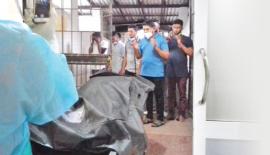 කරාපිටිය මෘත ශරීරාගාරයේදී ඥාතීහු ආගමික වතාවත් සිදු කළ අයුරු