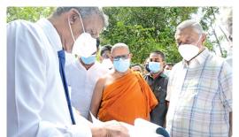 උතුරුමැද මහ ඇලේ සැලැස්ම පිළිබඳ වැඩසටහන් අධ්‍යක්ෂ ඉංජිනේරු ඩී. බී. විජේරත්න, ඇමැති චමල් රාජපක්ෂයන් සමඟ මීගස්වැව ප්‍රදේශයේදී සාකච්ඡා කළ අවස්ථාව