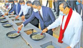 අග්‍රාමාත්‍යවරයා සහ අධිකරණ ඇමැතිවරයා විසින් අධිකරණ පියස ගොඩනැගිල්ලට මුල්ගල තැබු අවස්ථාව
