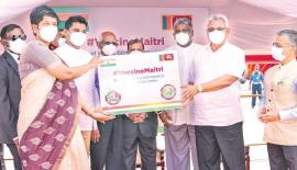ඉන්දීය රජය මෙර­ටට ප්‍රදා­නය කළ ඔක්ස්ෆර්ඩ් ඇස්ට්‍රා­සෙ­නෙකා කොවි­ෂීල්ඩ් එන්නත් තොගය කොළඹ බණ්ඩා­ර­නා­යක ගුව­න්තො­ටු­පොළ පරි­ශ්‍ර­යේදී  ජනා­ධි­පති ගෝඨා­භය රාජ­ප­ක්ෂ­යන්, ප්‍රාථ­මික සෞඛ්‍ය සේවා, වසං­ගත හා කොවිඩ් වැළැ­ක්වීමේ රාජ්‍ය ඇමති, විශේ­ෂඥ වෛද්‍ය සුද­ර්ශනී ප්‍රනා­න්දු­පුල්ලේ ඇතුළු සෞඛ්‍ය බල­ධා­රින් විසින් නිල වශ­යෙන් භාර­ගත් අව­ස්ථාව. ඉන්දීය මහ­කො­ම­සා­රිස් ගෝපාල් බග්ලේ ද ඡායා­රූ­පයේ වේ.