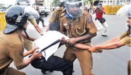 විරෝධතා සිසුවෙක් රැගෙන යන ආකාරය 