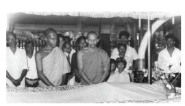   ජවිපෙ කැර­ලි­ක­රු­වන් විසින් 1989 අගෝස්තු 03 ඝාත­නය කළ ප්‍රකට ධර්ම කථික කොටි­කා­වත්තේ සද්ධා­තිස්ස හිමි ගේ දේහ­යට අව­සන් ගෞරව දක්වන පිරි­සක්.