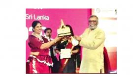  හිමාලි රත්න­වීර තමාට හොඳම රාජ්‍ය සේව­ක­යාට හිමි සම්මා­නය; සීමා නිර්ණය කොමි­ෂන් සභාවේ සභා­පති මහින්ද දේශ­ප්‍රිය අතින් ලබා­ගත් මොහොත