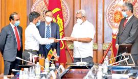  ජනා­ධි­පති ගෝඨා­භය රාජ­ප­ක්ෂ­යන් විසින් ප්‍රති­ලාභී සර­සවි සිසු­ව­කුට ලැප්ටොප් පරි­ග­ණක ලබා­දීමේ සංකේ­ත­වත් ලිපි බාර­දීම සිදුවූ අව­ස්ථාව. අධ්‍යාපන ඇමැති මහාචාර්ය ජී. එල්. පීරිස් ද මෙහි සිටී.