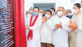 ශ්‍රී ලංකාවේ පළමු ඝන අප­ද්‍රව්‍ය විදුලි බලා­ගා­රය අග්‍රා­මා­ත්‍ය­ මහින්ද රාජපක්ෂයන් අතින් විවෘත වූ අවස්ථාව. විදුලිබල ඇමැති ඩලස් අලහප්පෙරුම, පරිසර ඇමැති මහින්ද අමරවීර සහ කොළඹ පුරපතිනි රෝසි සේනානායක ද මෙහි වෙති.