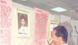 සිසු විරු සම­රු­ව­ක දී මෙලෙස ශෝක වන මෙම පියාගේ පුත්‍රයා වනුයේ කැලණි සර­සවි මානව ශාස්ත්‍ර පීඨයේ 85/86 කණ්ඩා­යමේ බදුල්ලේ ජය­සේන දිසා­නා­ය­කය. සපු­ග­ස්කන්ද පොලි­සි­යට 1989 ජූලි 16 ප්‍රහා­ර­යක් එල්ල­කර ආයුධ පැහැ­ර­ගත් කැර­ලි­කාර කණ්ඩා­යමේ මරු­මු­වට පත්වූ එක් අයකු වූයේ ජය­සේ­නය. පොලිස් පරි­ක්ෂක මහා­නාම සහ උප­සේවා කොස්තා­ප­ල්ව­රුන් 2ක්ද කැර­ලි­ක­රු­වන් අතින් එහි දී මරු­මු­වට පත්විය. සේයා­රුවේ කොටු­කර ඇති ඡායා­රූ­පය ජය­සේ­නගේ ය.
