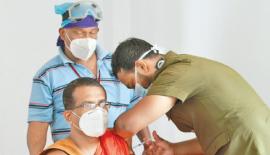 මීතො­ට­මුල්ල රාහුල විද්‍යා­ල­යේදී භික්ෂු­න්ව­හන්සේ නමක් කොවිඩ් මර්දන එන්නත ලබා­ගත් අයුරු