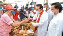  අග­මැති මහින්ද රාජ­ප­ක්ෂ­යන්  ප්‍රද­ර්ශ­නය විවෘත කිරී­මෙන් පසු දේශීය නිපැ­යුම් කුටි නිරී­ක්ෂ­ණය කළ අව­ස්ථාව‍.  ඇමැති විමල් වීර­වංශ හා ජාතික ව්‍යව­සාය සංව­ර්ධන අධි­කා­රියේ සභා­පති අනුශ්ක ගුණ­සිංහ ද මෙහි සිටිති.