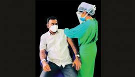 සමගි ජන බලවේග ජාතික සංවිධායක පාර්ලිමේන්තු මන්ත්‍රී තිස්ස අත්තනායක එන්නත විදගත් අවස්ථාව