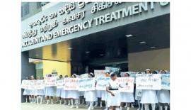 මාලිඳු ගමගේ ඉන්ද්‍රාණි නිර්මලා හෙවත් බී බී නිර්මලා කළුතර නාගොඩ රෝහලේ හෙදි උද්ඝෝෂණයකදී නායකත්වය ගනිමින්