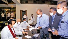 අග­මැති මහින්ද රාජ­ප­ක්ෂ­යන් නව නිපැ­යුම අධී­ක්ෂ­ණය කළ අයුරු.