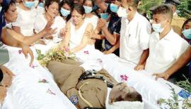 රංජිත් ප්‍රියං­ක­ර උප පොලිස් පරීක්ෂකවරයාගේ දේහය අසල හඬා වටෙන බිරිය  මානෙල් ඉන්ද්‍රාණි සහ දියණිය පි.ආර්.දේශාණි ඇතුළු ඥාති හිත මිත්‍රාදීන්