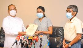 පරි­සර හිත­කාමී පෑන ක්‍රිස්ටිනා විසින් පරි­සර අමාත්‍ය මහින්ද අම­ර­වීර මහ­තාට පිළි­ගැන්වූ අයුරු