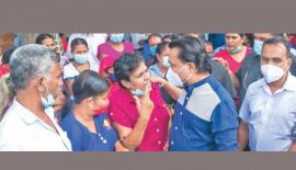 උද්ඝෝෂකයන් හමුවට ගිය ඇමති විමල් කරුණු පැහැදිලි කරමින්