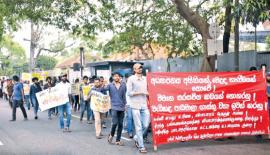 පාඨමාලා ගාස්තු අඩු කරන ලෙසට ඉල්ලා විවෘත සරසවි ශිෂ්‍ය විරෝධතාවක්