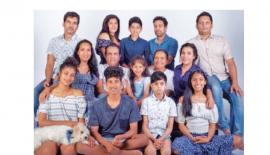 බුද්ධදාස විතානආරච්චි සිය බිරිඳ සහ දූදරු මුණුපුරු මිනිපිරියන් සමඟ