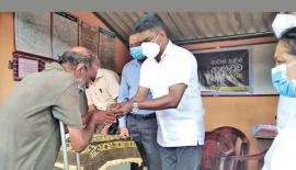 මාවතගම මාරලන්ද වසමේදී ආබාධිත පුද්ගලයෙකුට රුපියල් 5000 ලබාදුන් අවස්ථාව.