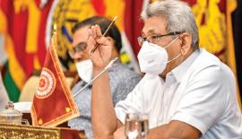 ජනා­ධි­ප­ති­ ගෝඨාභය රාජපක්ෂයන් හා ජනාධිපති කාර්ය සාධක බළකායේ ප්‍රධානී බැසිල් රාජපක්ෂයන් රසා­ය­නික පොහොර තහ­නම් කිරීම පිළි­බඳ සාක­ච්ඡා­වට එක්වූ අව­ස්ථාව