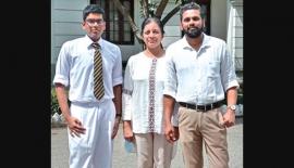 මනුජය ප්‍රවීන් විජේසිංහ මාපියන් සමඟින්