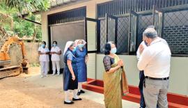 ගාල්ල නගර සභාවේ වෛද්‍ය නිලධාරි බර්ට්‍රම් සිල්වා විසින්  නව සෞඛ්‍ය වෛද්‍ය නිලධාරී කාර්යාලය විවෘත කිරිමට පැමිණි  ගාල්ල කරාපිටිය ශික්ෂණ රෝහලේ නියෝජ්‍ය අධ්‍යක්ෂිකා වෛද්‍ය හර්ෂණී ඔබේසේකර පිළිගත් අයුරු