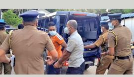 සැකකරුවන් පොලිස් අත්අඩංගුවෙන් අධිකරණයට ගෙන යමින්