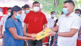 දුම් කර­වල ගම්මා­න­යට අනු­යුක්ත නිවා­ස­ය­කට අදාළ හිමි­කම් පත්‍ර­යක් සමෘද්ධි රාජ්‍ය අමාත්‍ය ශෙහාන් සේම­සිංහ විසින් ප්‍රති­ලාභී කාන්තා­ව­කට පිරි­නැමූ අව­ස්ථාව.