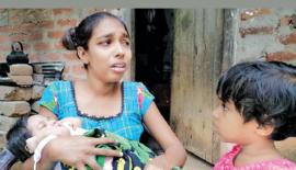 ඝාතනයට ලක්වූ සුනිල්ගේ බිරිඳ නිරෝෂා ප්‍රියදර්ශනී සිය දියණිය සහ සිඟිත්තිය සමඟින්
