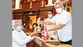 අන්ත­ර්ජා­තික සමූ­ප­කාර දින සමරු උත්ස­ව­යේදී ජනා­ධි­පති ගෝඨා­භය රාජ­ප­ක්ෂ­යන් විසින් ජ්‍යෙෂ්ඨ සමූ­ප­කා­ර­ක­ය­කුට සමූ­ප­කාර ක්ෂේත්‍රය වෙනු­වෙන් කළ සේවය වෙනු­වෙන් උප­හාර සම්මා­න­යක් පිරි­නැමූ අව­ස්ථාව. සමූ­ප­කාර රාජ්‍ය ඇමැති  ලසන්ත අල­ගි­ය­වන්න ද මෙහි සිටී.